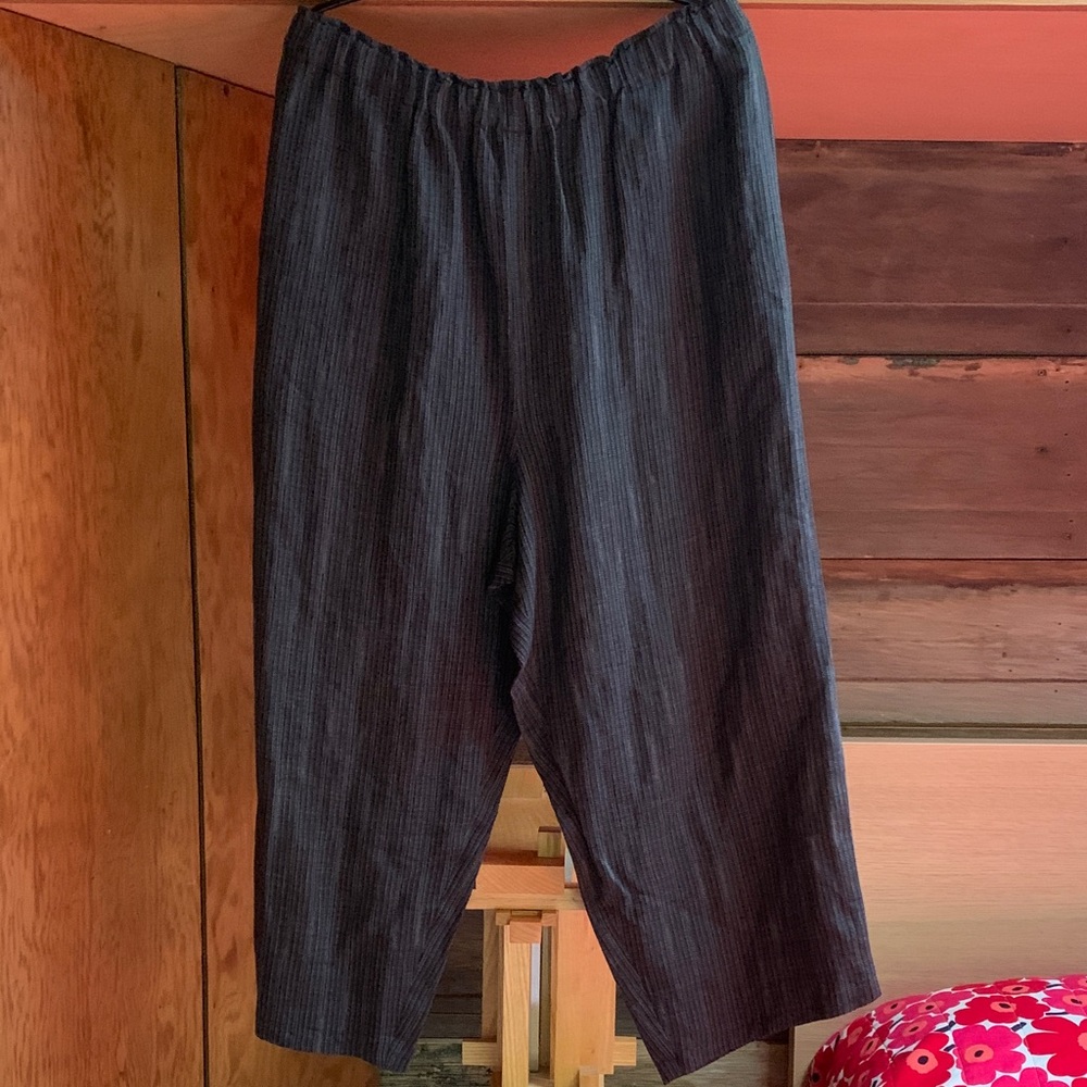 Su-Zen crop linen blend pants.